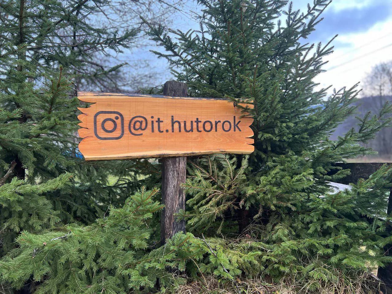 Вказівник @it.hutorok біля входу